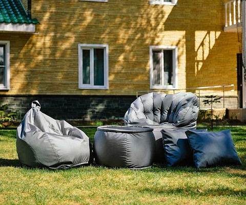 Підвісне крісло для дачі Затишне підвісне крісло з подушками для відпочинку на маленькій ділянці.