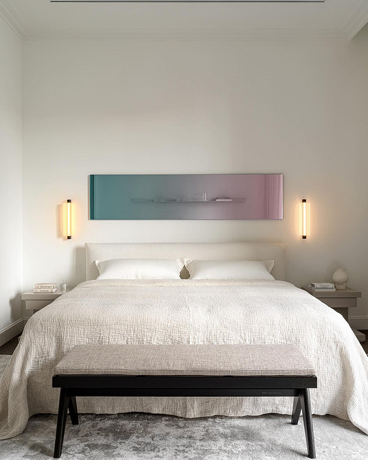 Білі меблі для кабінету Сучасний кабінет з білим письмовим столом та тумбами, що сприяють концентрації.