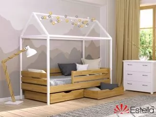 Деревянная кровать Амми, щит бука, цвет бук с белыми ножками, с ящиками для белья и двойной планкой безопасности в интерьере