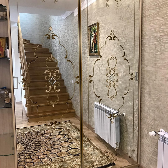 Мінімалістична дзеркальна шафа, що ідеально вписується в сучасний дизайн інтер'єру.